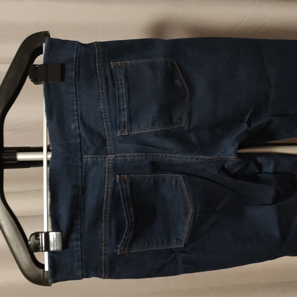 Stretchy capris - Picture 9 of 9